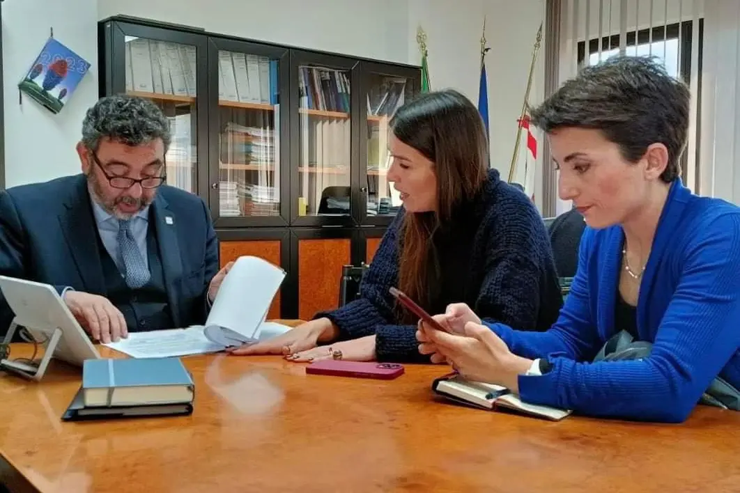 Le consigliere comunali di Cagliari Camilla Soru e Giulia Andreozzi con l'assessore Doria