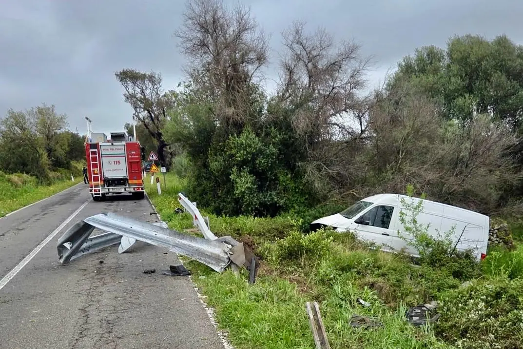 Il furgone fuori strada sulla 292 a Cuglieri