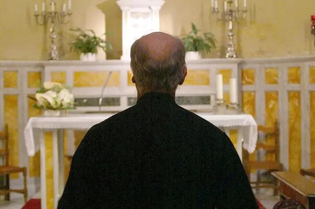 Un sacerdote (Ansa)