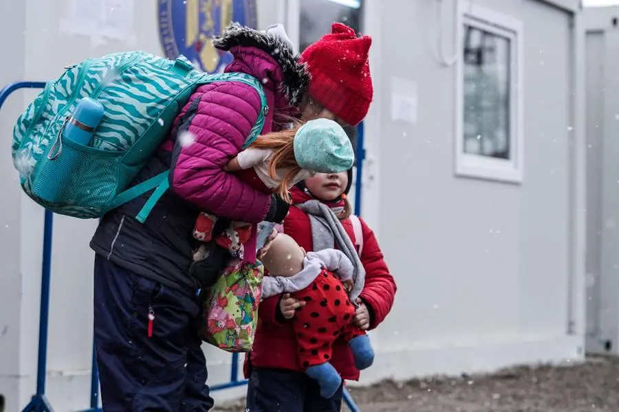 Una madre in fuga con la figlia dall'Ucraina (Ansa-Epa)