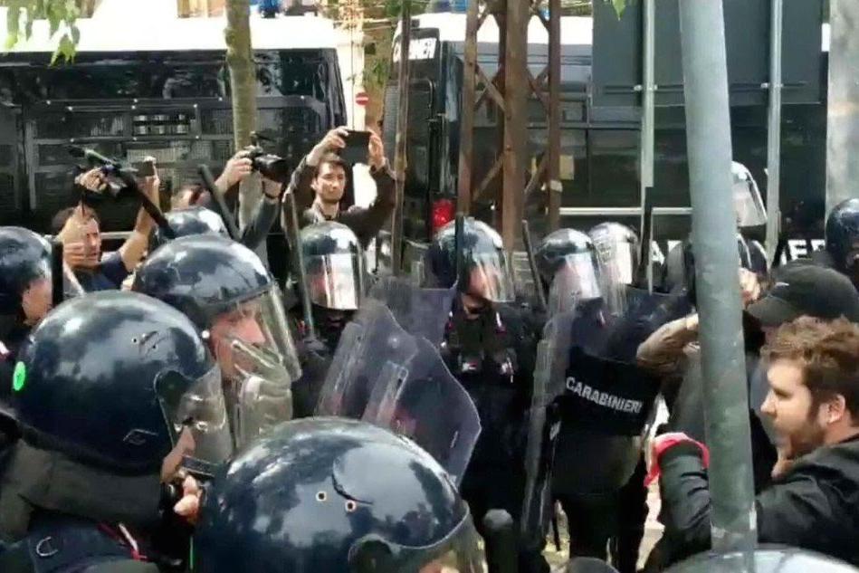 Salvini contestato a Modena, scontri la polizia e coro di &quot;Bella Ciao&quot;
