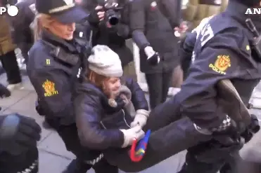 Greta Thunber portata via di peso dalla polizia norvegese (foto da video Ansa)