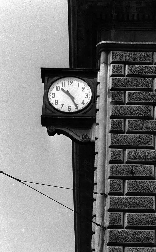 L'orologio rimasto fermo alle 10.25 per ricordare l'ora della strage