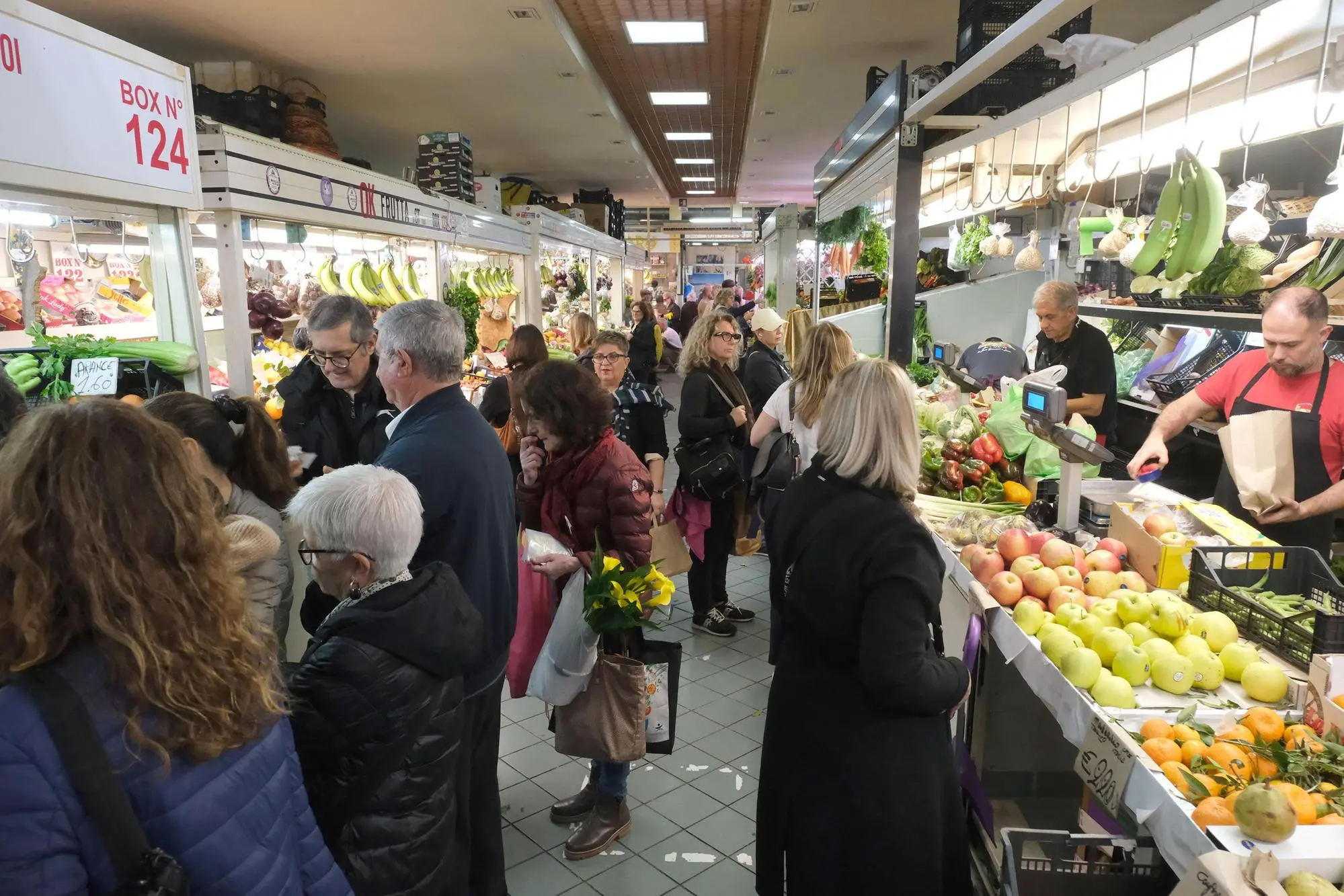 Il mercato di San Benedetto: quella di ieri è stata l'ultima spesa pasquale prima del trasferimento (foto Ungari)