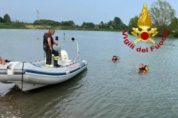 I sommozzatori dei Vigili del fuoco ieri nel lago di Bilancino