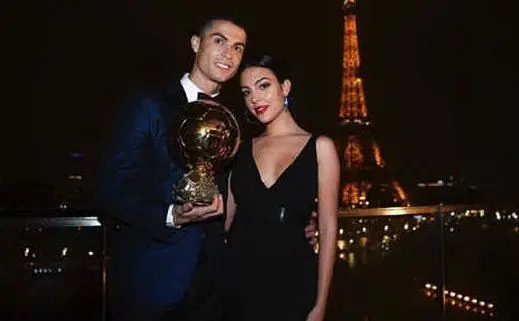 Stando ai rumors si dice che i due si siano conosciuti nella capitale francese (in foto Ronaldo e Georgina durante la premiazione del Pallone d'Oro 2017)