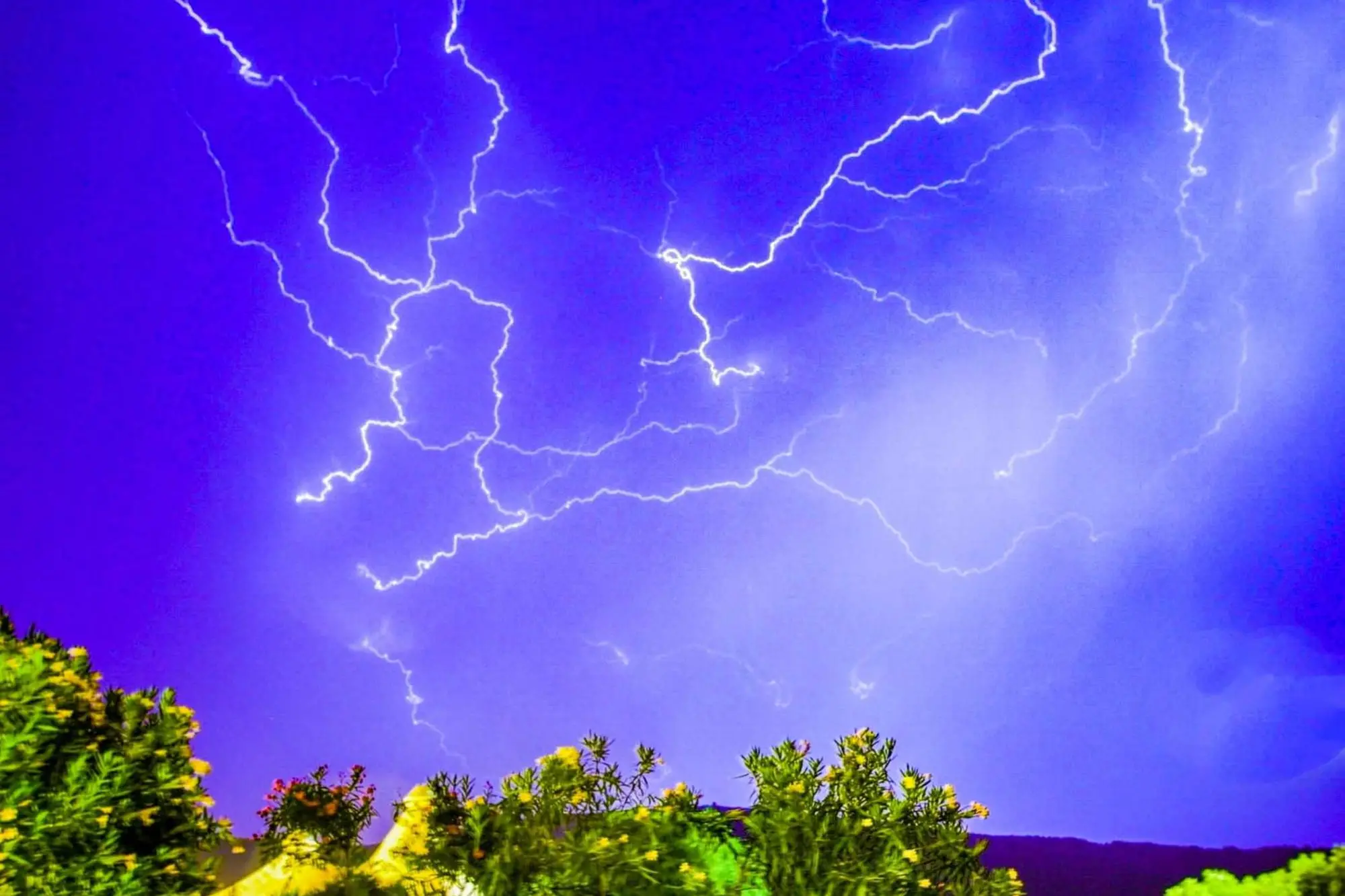 Spettacolare immagine scattata stanotte a Capo Caccia durante il temporale che si è abbattuto sulla costa di Alghero (Foto Lorenzo Busilacchi)