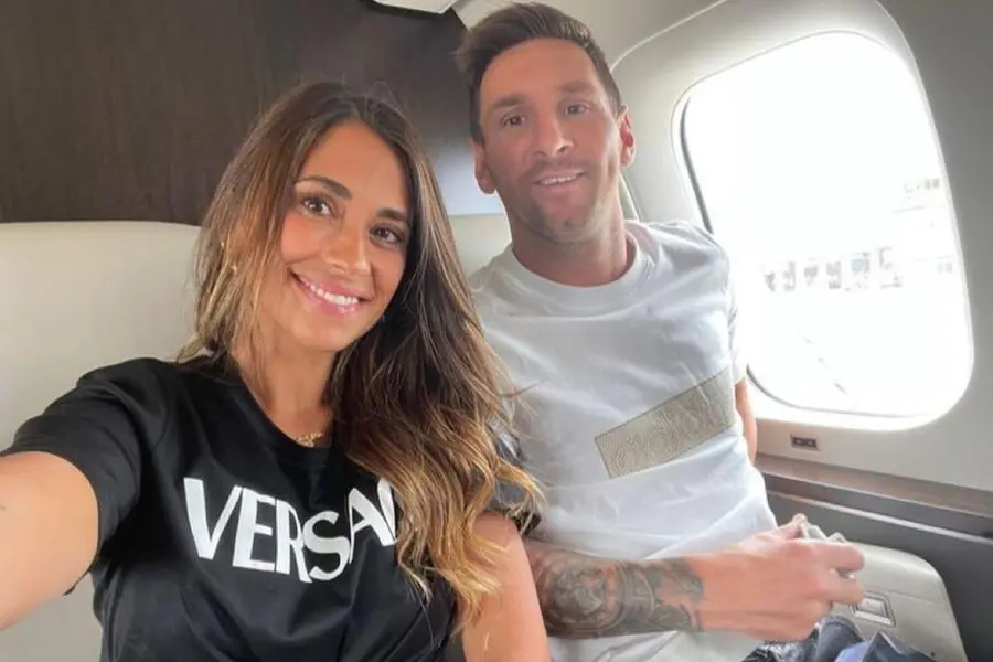 Leo Messi e la moglie Antonella in viaggio verso Parigi (foto Instagram)