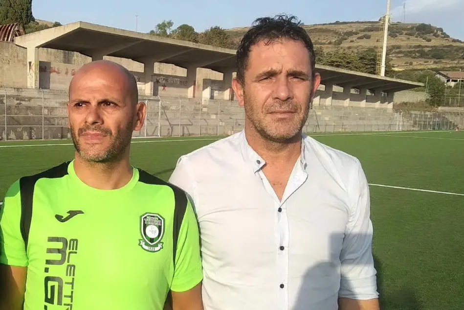 A sinistra l'allenatore del Thiesi Giammario Rassu, a destra il direttore sportivo Marco Marras (L'Unione Sarda - foto Tellini)