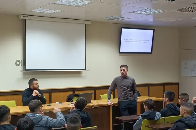 Fabio Pisacane durante il seminario sull'etica sportiva organizzato dall'Olbia Calcio (foto Ilenia Giagnoni)