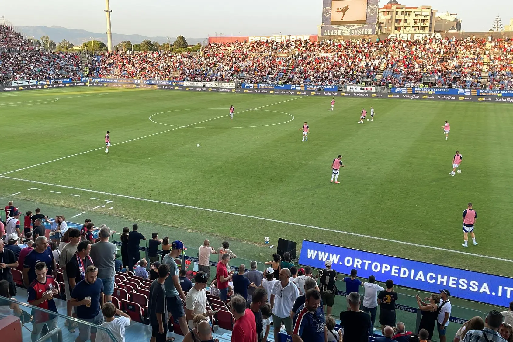 Tifosi all'Unipol Domus durante una partita del Cagliari nella Serie A 2024-2025