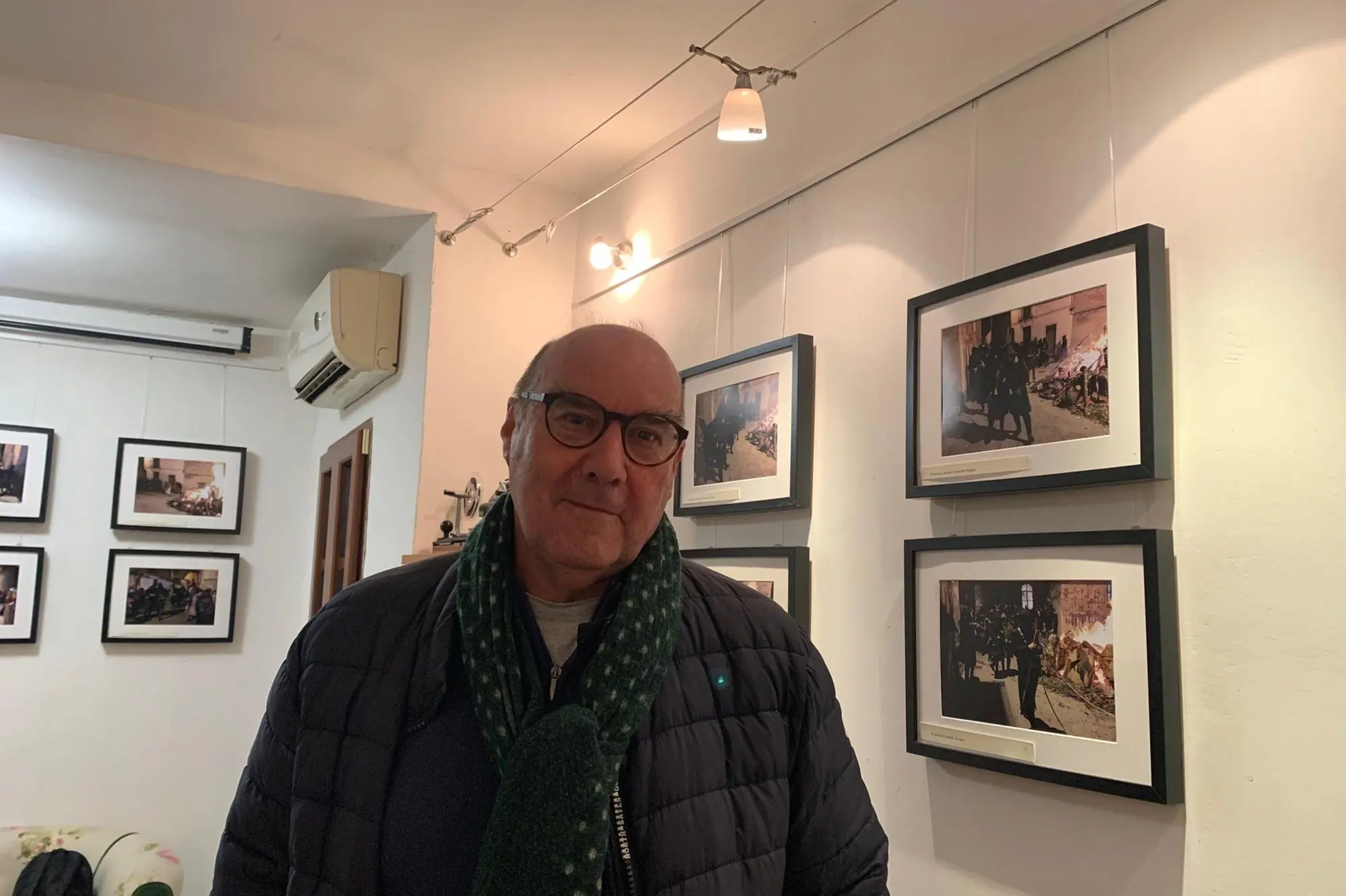 Marco Navone all'inaugurazione della sua mostra sui Thurpos di Orotelli (foto De Roberto)