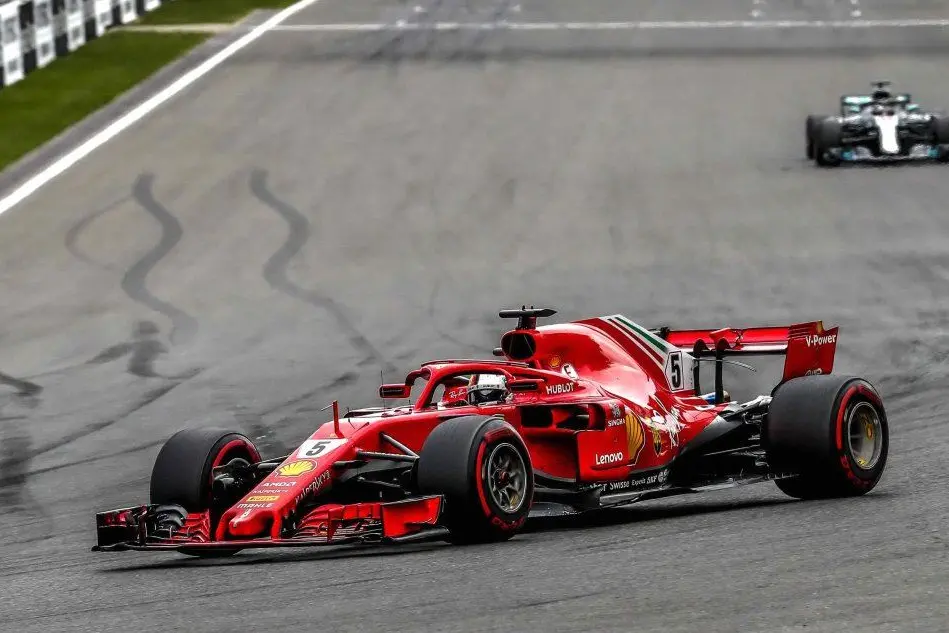 La Ferrari di Vettel davanti alla Mercedes di Hamilton (foto Ansa)