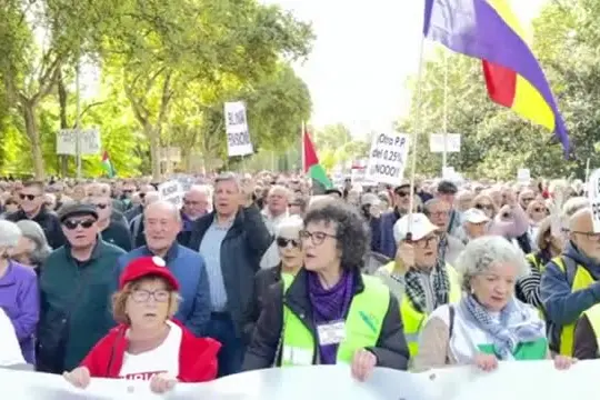 In migliaia manifestano a Madrid per chiedere aumento delle pensioni