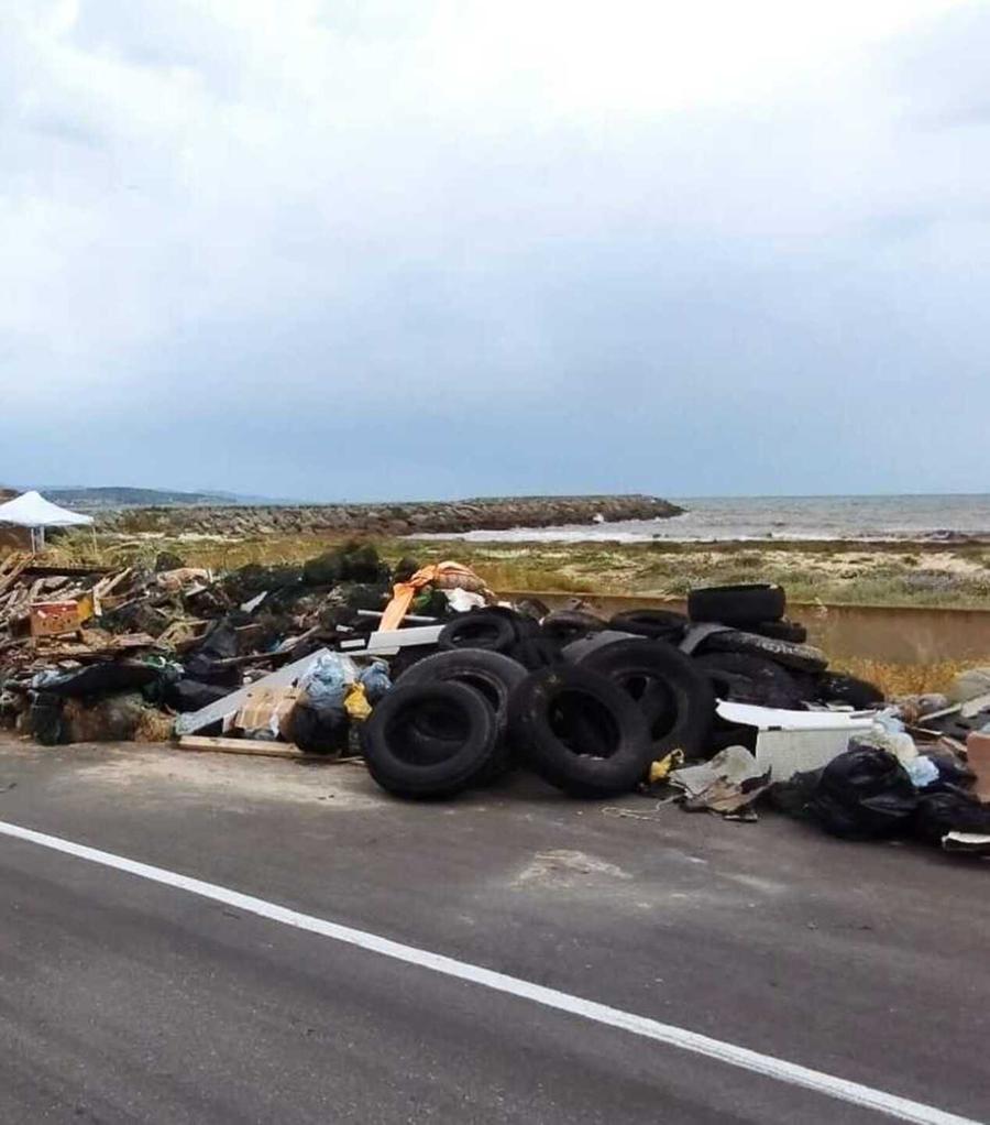 Anche un motorino tra i rifiuti abbandonati sulla spiaggia
