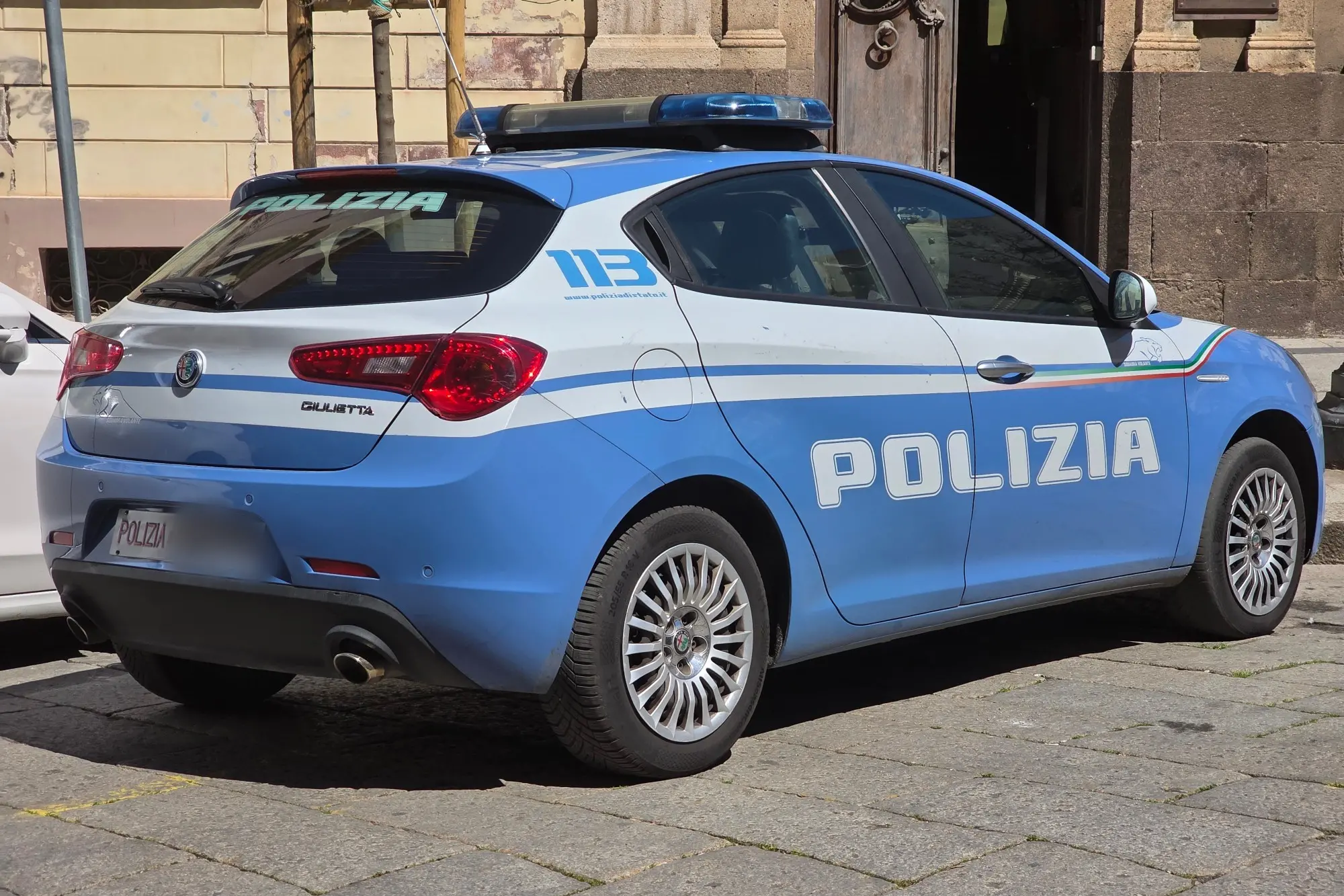 Volante della polizia di Stato davanti al tribunale (foto Floris)