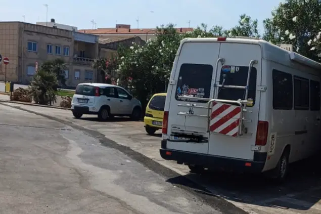 Il camper che scarica acque nere a Porto Torres (foto concessa)