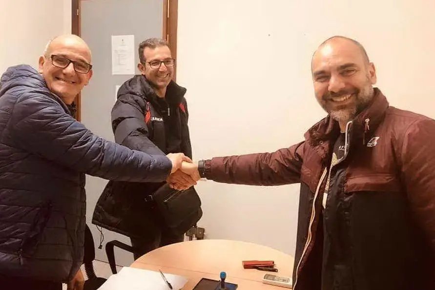 L'accordo tra l'assessore allo Sport Marco Mandis, 43 anni (a destra) e il presidente della Polisportiva Antonello Canè, 58 anni (Foto S.Farris)