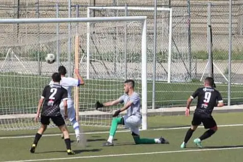 Il primo gol dell'Ossese siglato da Michele Chelo contro la Nuorese (foto Tellini)