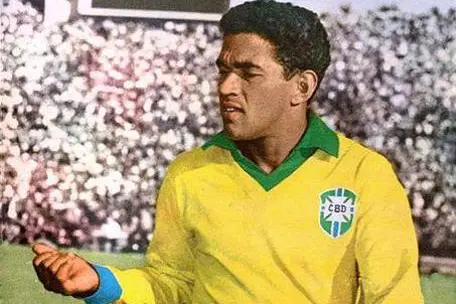 Garrincha con la maglia del Brasile in una immagine del 1962 (foto Ansa)
