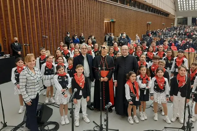 I ragazzi che si sono esibiti con, al centro da destra, don Francesco Marruncheddu, il cardinale Lorenzo Baldisseri, il maestro Marcello Filotei. A sinistra in basso la direttrice del coro Sabrina Simoni (foto concessa e autorizzata)