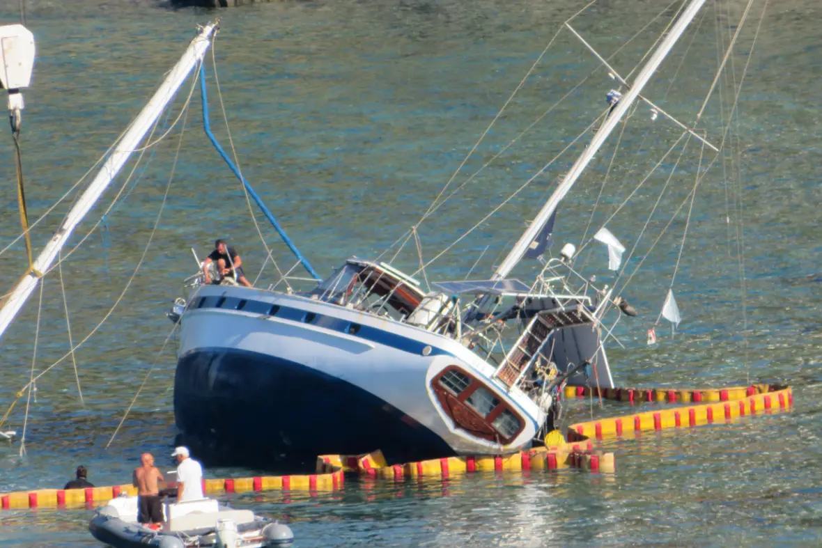 Uomini e mezzi sono sul posto nel tentativo di recuperare il natante