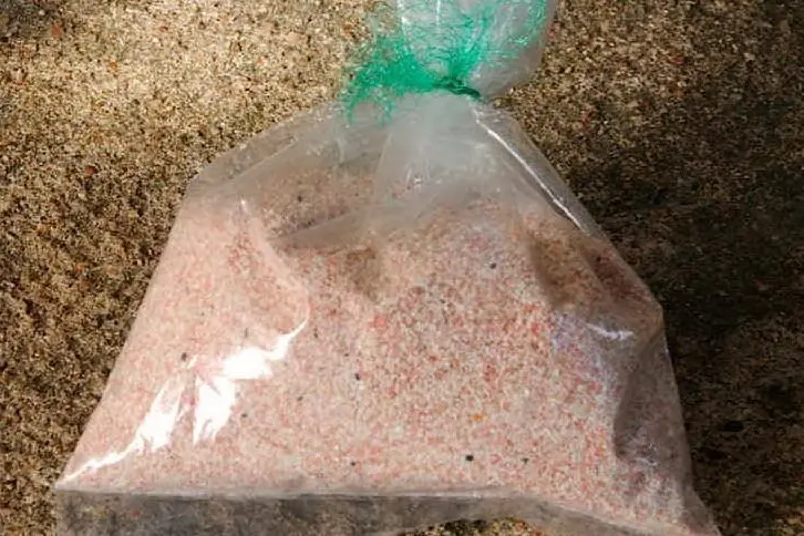 Il sacchetto con la sabbia restituita