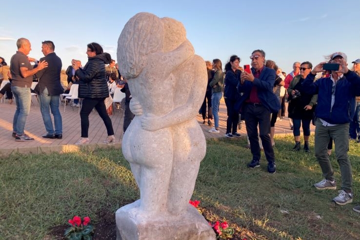 Porto Torres: in Balai &quot;The embrace&quot;, a symbolic statue against the pandemic
