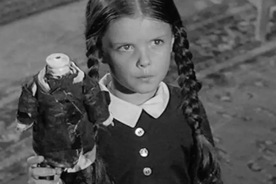 Lisa Loring a 5 anni nei panni di Mercoledì Addams (foto da frame video)