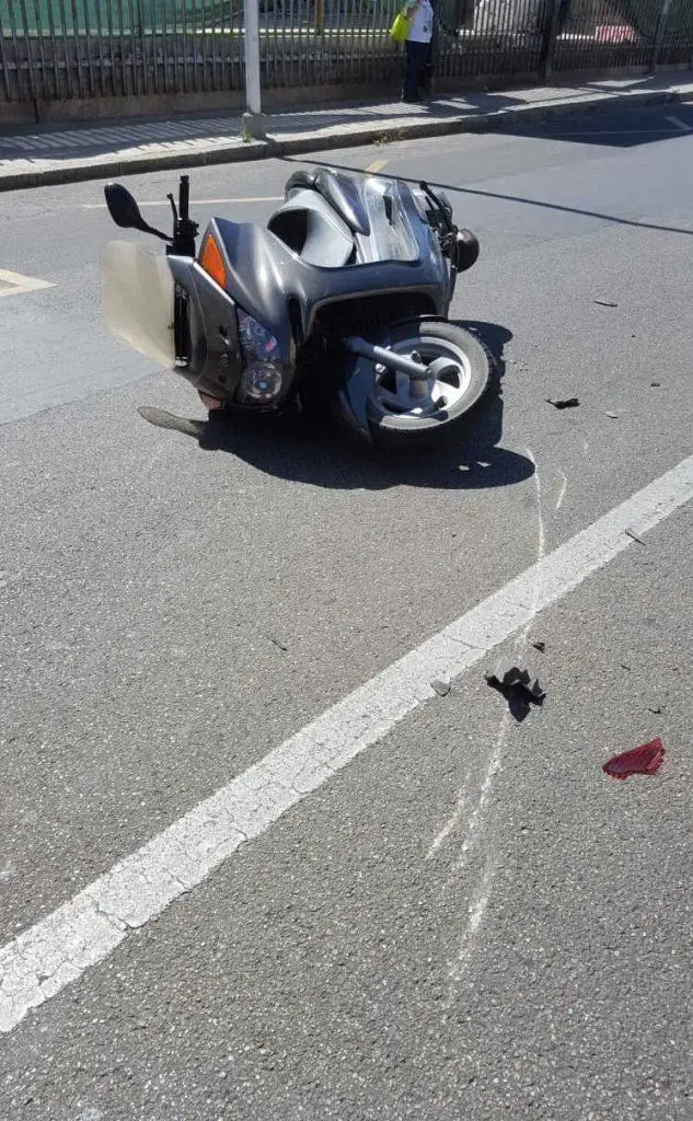 Uno scooterista è stato tamponato ed è finito a terra