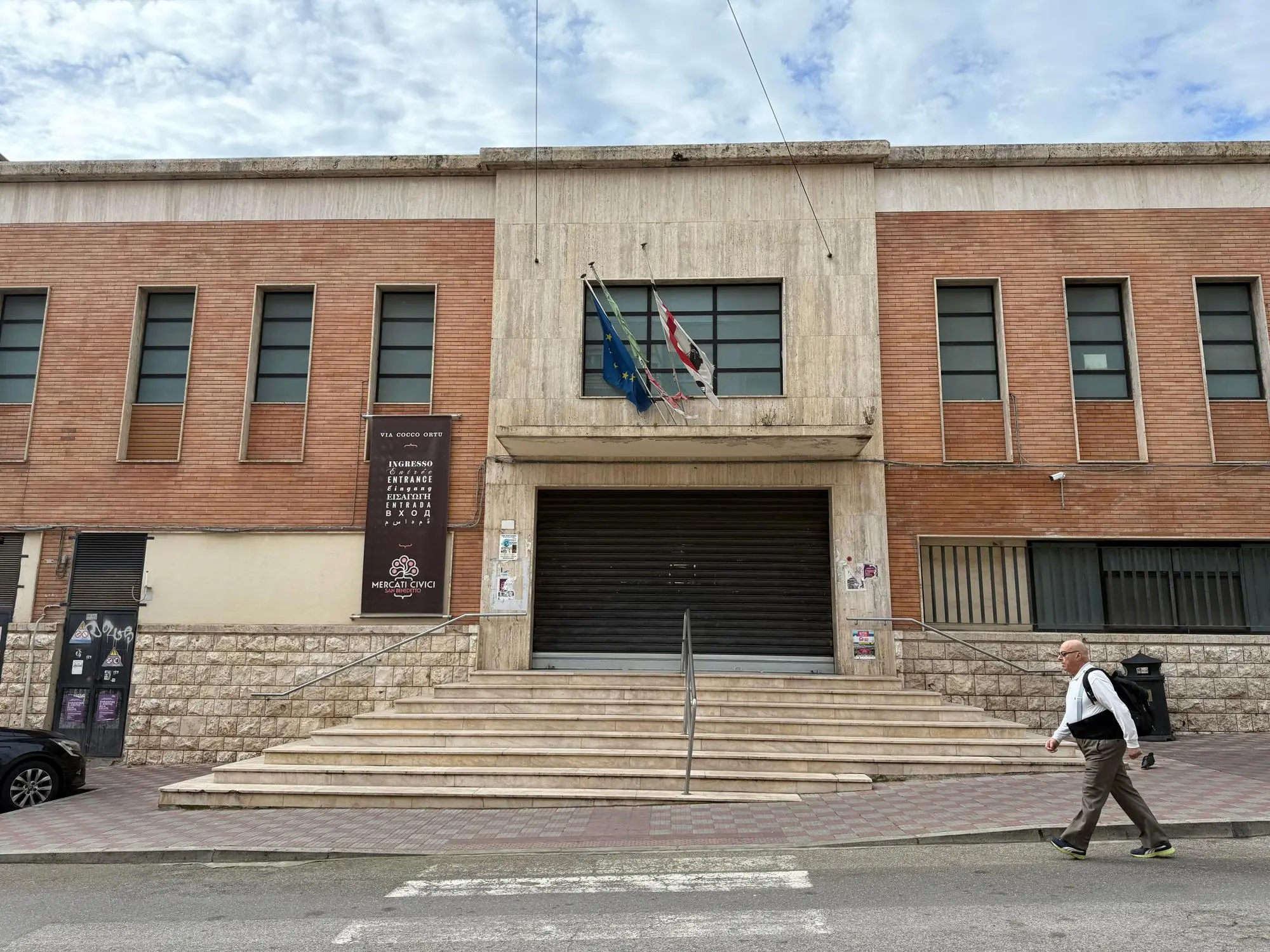 L'esterno del mercato di San Benedetto (foto Max Solinas)