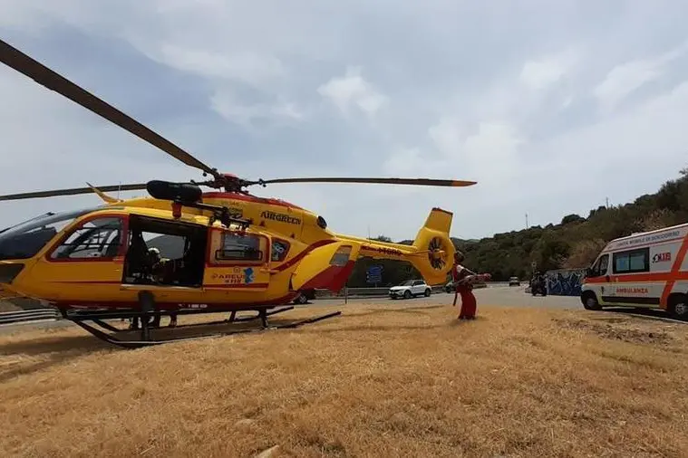 Un intervento dell'elisoccorso di Airgreen con un'ambulanza del 118 (L'Unione Sarda)