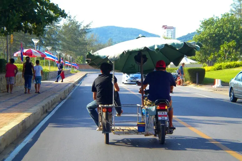 Una strada in Thailandia (Ansa)