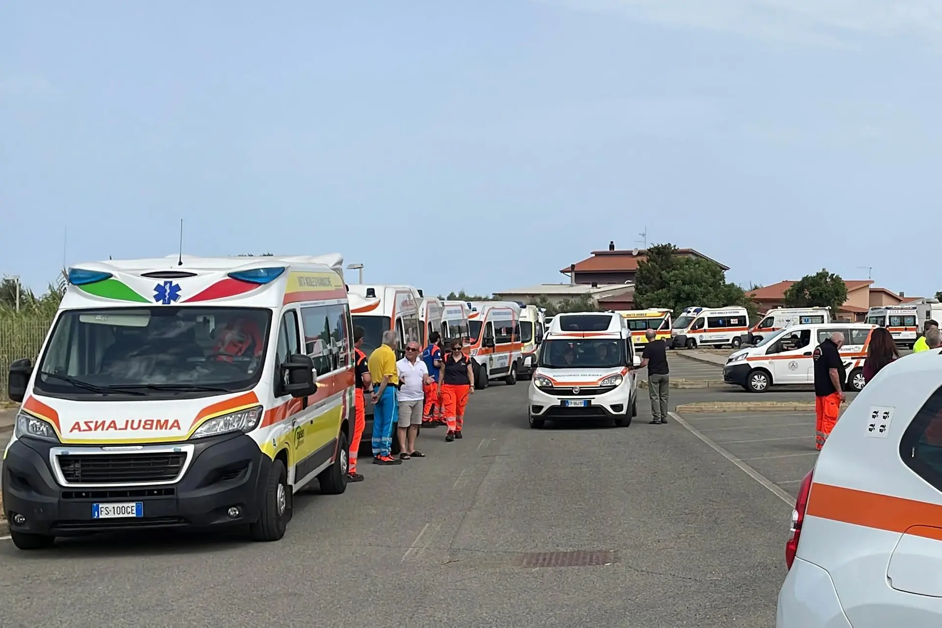 Le ambulanze nel parcheggio dell’ospedale Sirai (foto Fabio Murru)