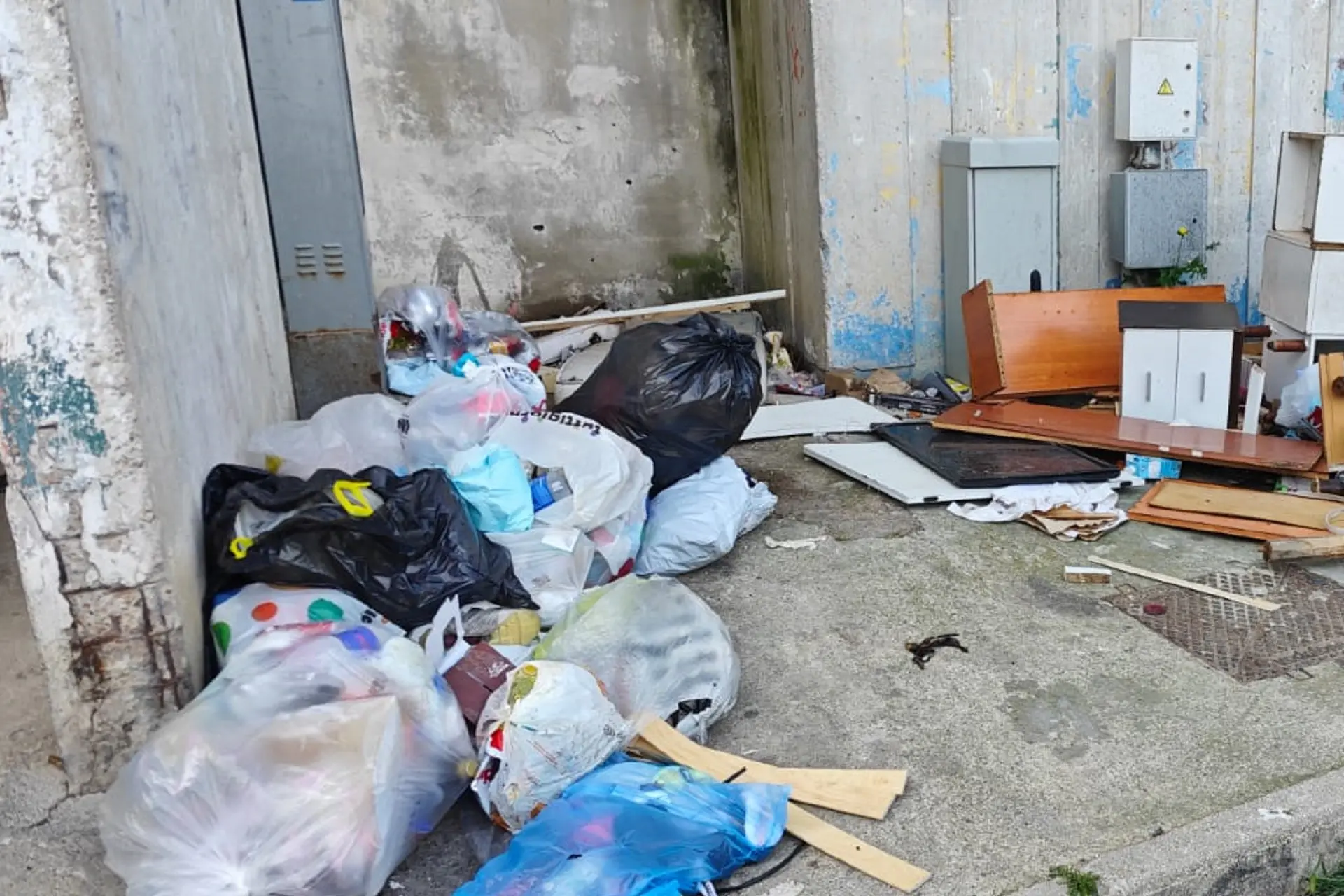 Cagliari, rifiuti abbandonati a Sant'Elia