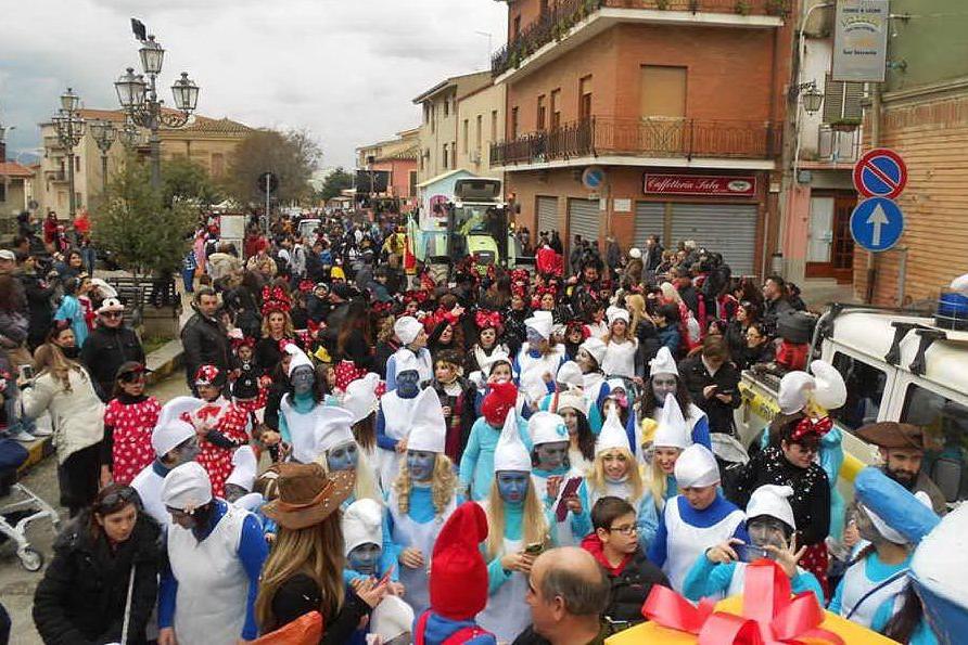 Domusnovas, domenica la sfilata di Carnevale con carri allegorici e festa in piazza