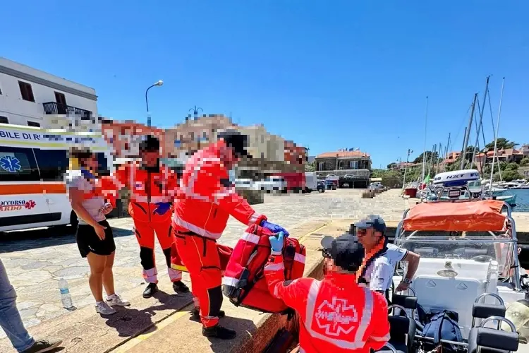L'intervento di soccorso all'Asinara (foto capitaneria)