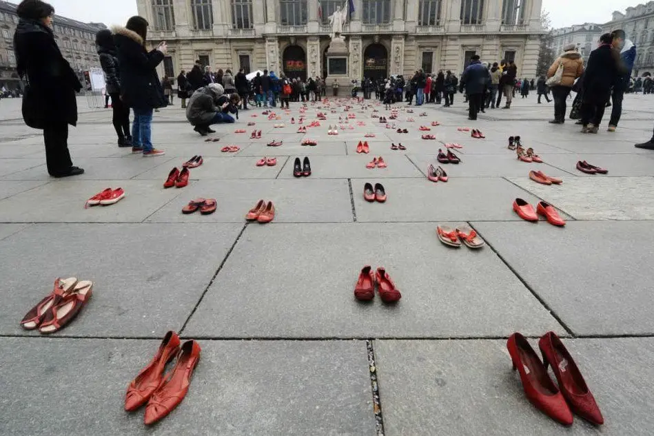 Un passata manifestazione contro la violenza sulle donne (Ansa)