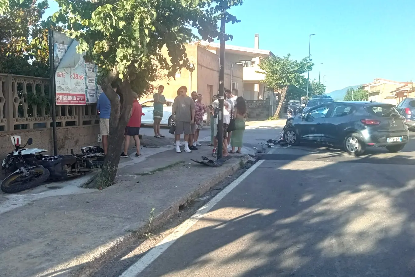 La moto finita sul marciapiede e la Clio coinvolta (Foto: Fabio Murru)