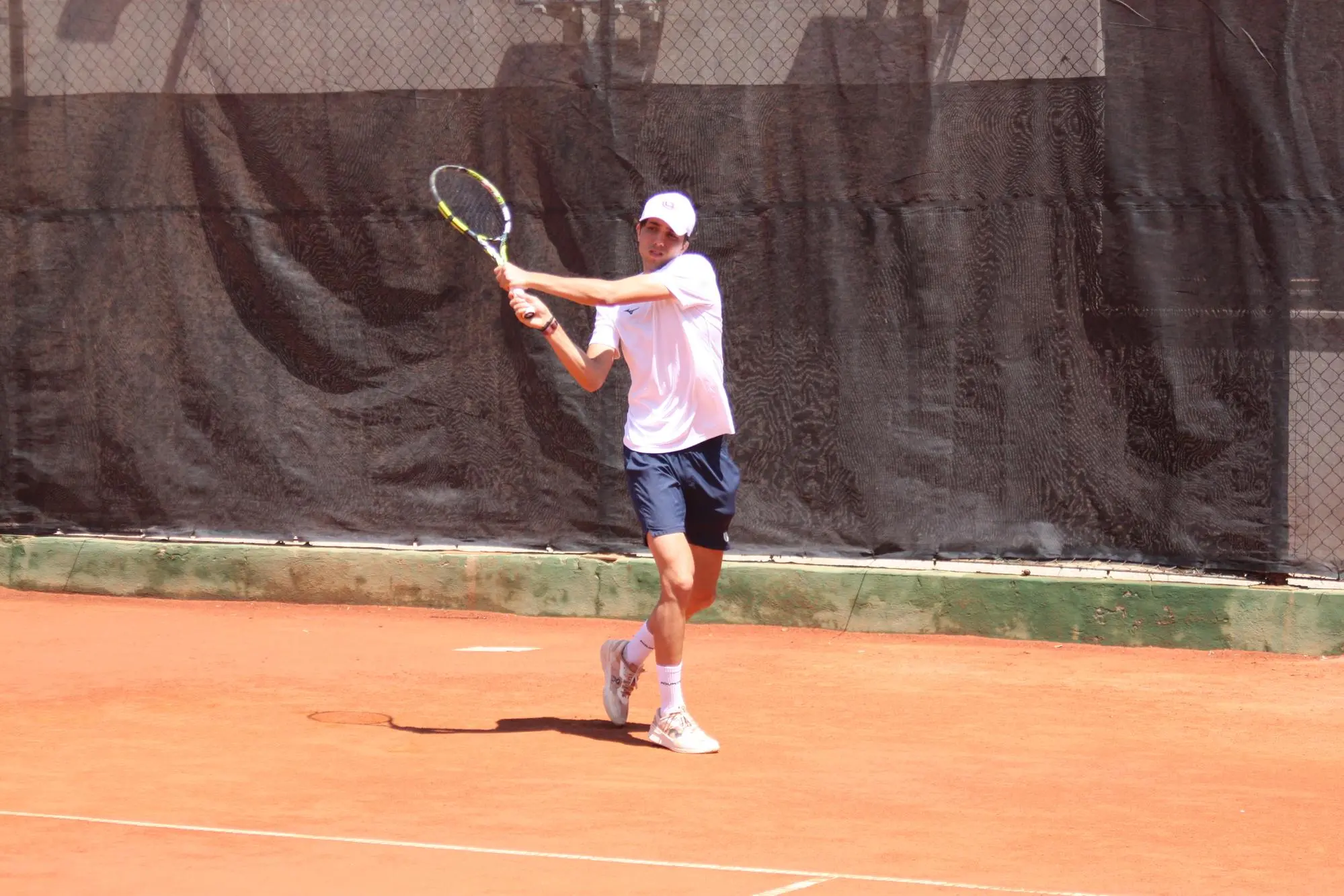 Un rovescio di Alberto Sanna, alfiere del Tc Cagliari (Foto Antonio Burruni)