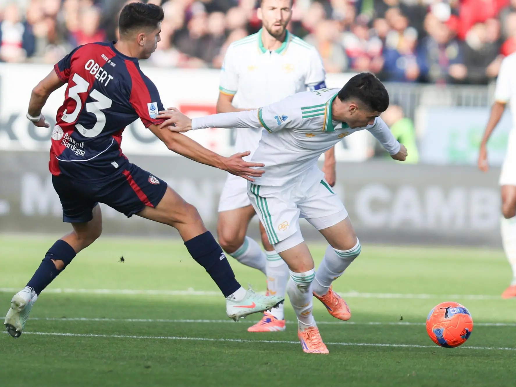 Cagliari's Adam Obert (L) and Roma’s Matias Soule' (R) in action during the Italian Serie A soccer match Cagliari calcio vs AS Roma at the Unipol Domus in Cagliari, Italy, 07 December 2025. ANSA/FABIO MURRU