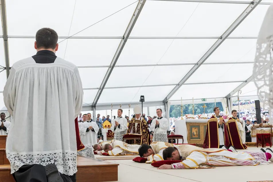 Il Vaticano scomunica i lefebvriani, ora è ufficiale La cerimonia di ieri in Svizzera (Ansa)