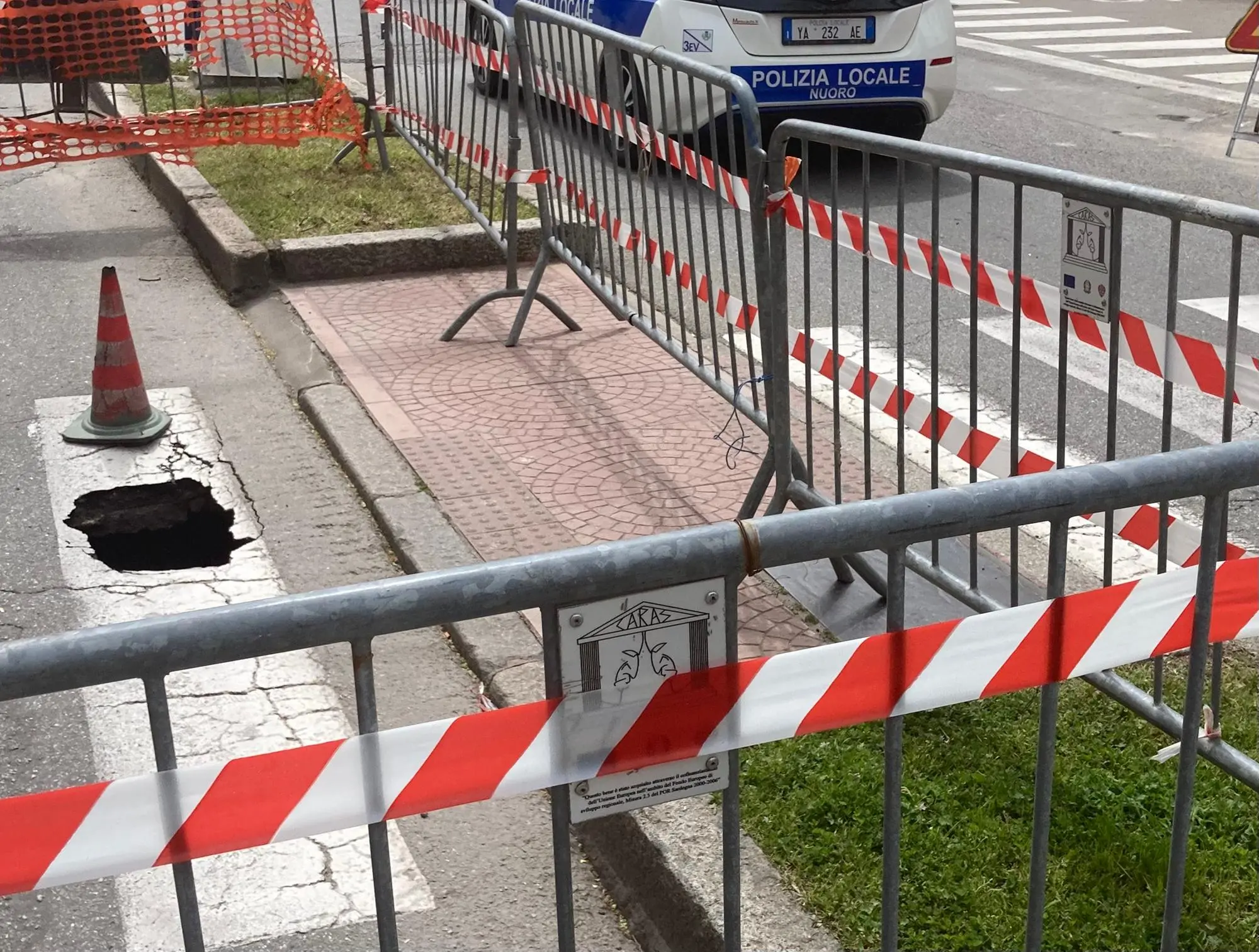 La buca sull'asfalto a Nuoro (foto Ledda)