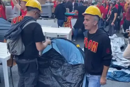 Ex Ilva, a Genova operai montano tende davanti alla prefettura