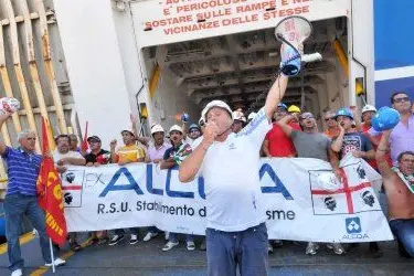 L'occupazione degli operai Alcoa al porto di Cagliari