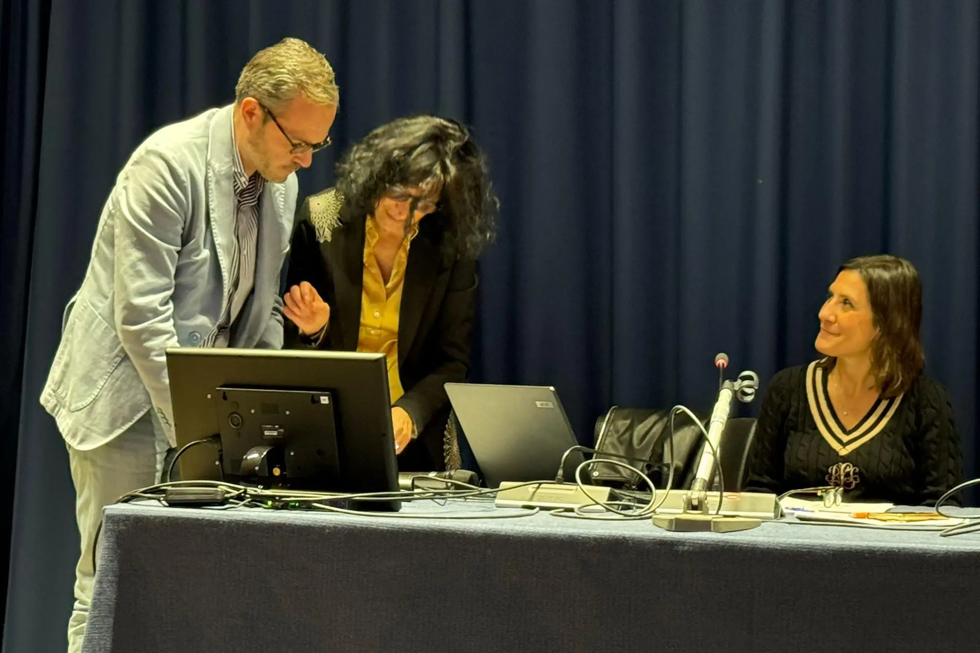 Il sindaco firma il protocollo anti violenza. (foto Scano)