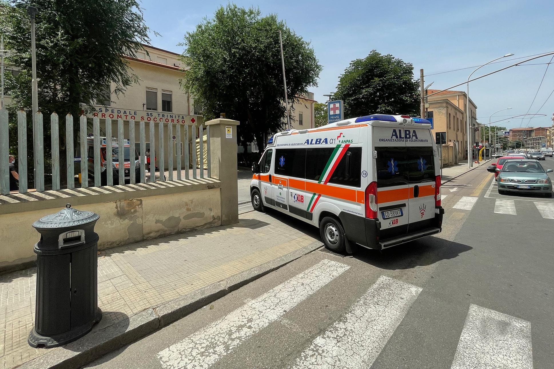 L'ingresso dell'ospedale Santissima Trinità di Cagliari (L'Unione Sarda)