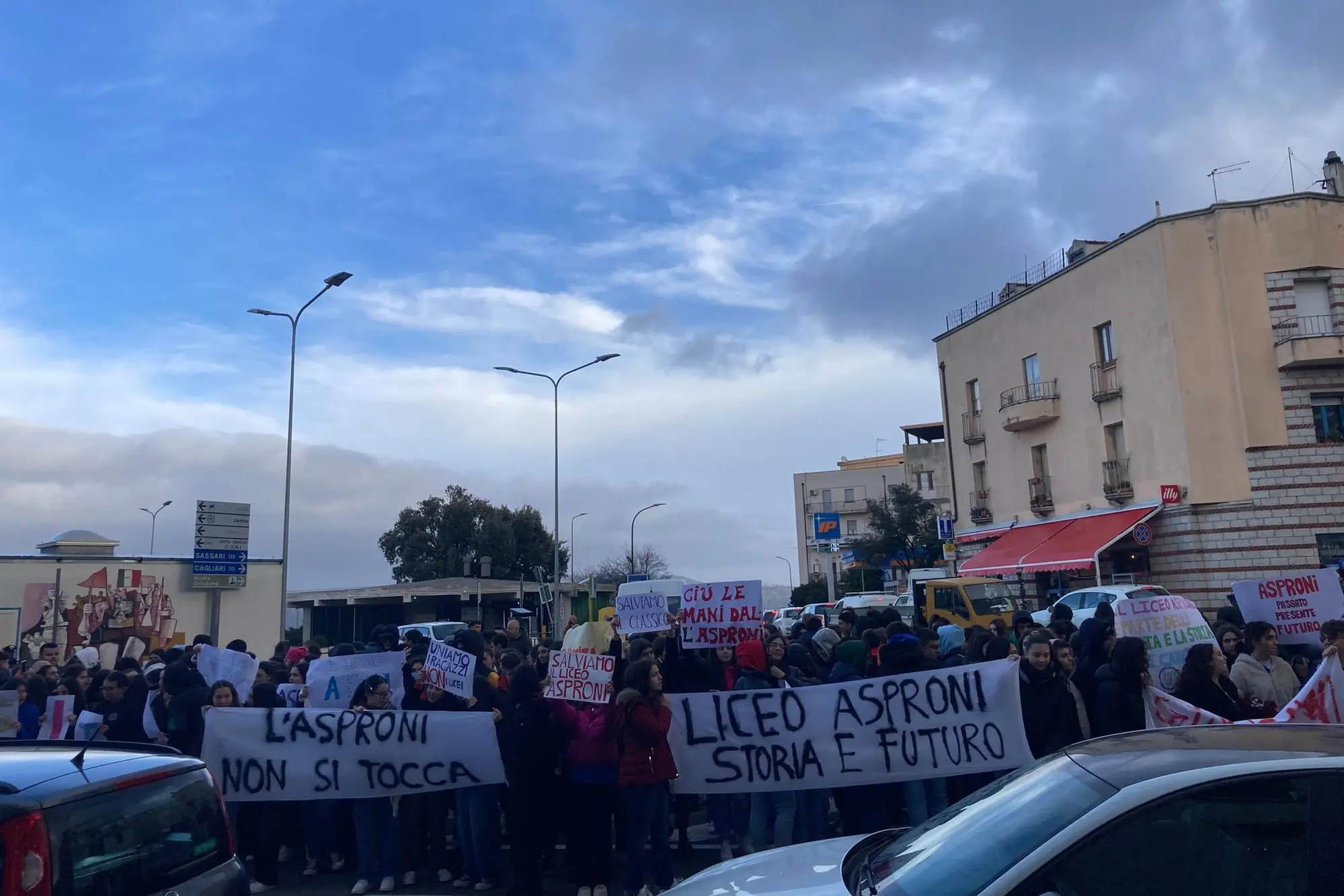 La manifestazione degli studenti dell’Asproni davanti alla Provincia per difendere l'autonomia (foto Ledda)
