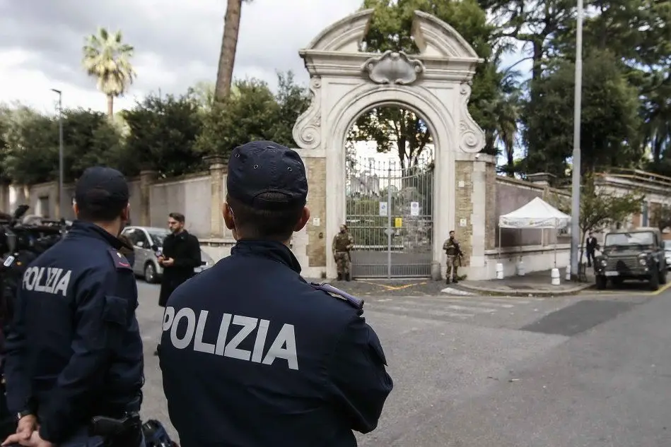 La Polizia davanti a Villa Giorgina, sede della Nunziatura apostolica di Roma (Ansa)