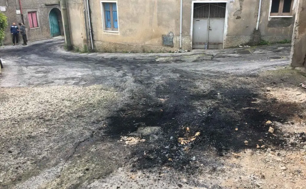 Rimossa l'auto resta la cenere sull'asfalto